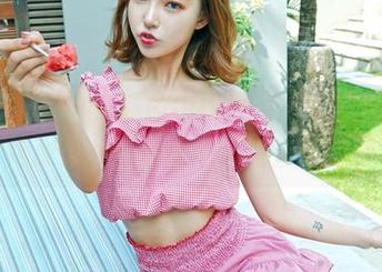 Feilin嗲囡囡 – 萌琪琪Irene水手服写真：每张照片都让人想起青春的懵懂。