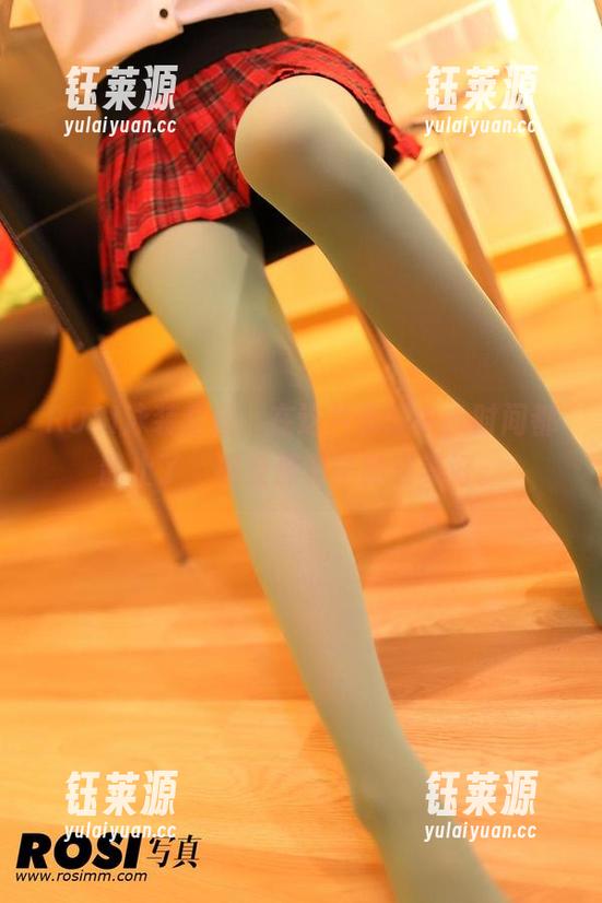 ROSI泳装套图：在这片水域中，时间都静止了，感受那份宁静与美好。