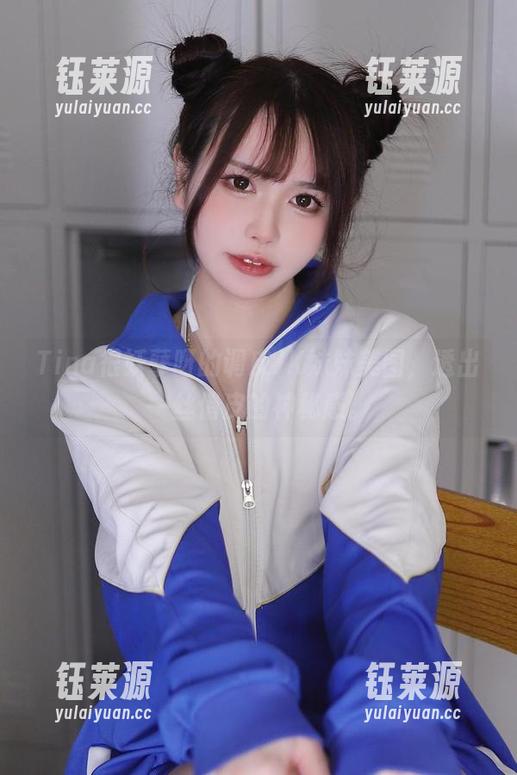 Tina很妖孽呀的调皮JK妹妹美图，透出一丝俏皮的神秘感。