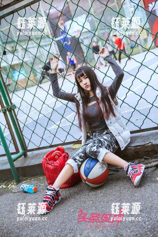 TouTiao头条女神 - 陈亦菲，邻家学妹的全套写真，谁说学妹只能乖乖的？