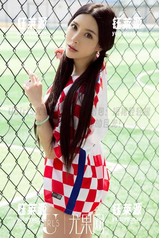 UGirls尤果网 - 小潘鼠图包：短裙轻轻摇曳，仿佛在呼唤你的目光！