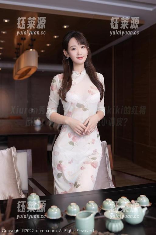Xiuren秀人网-星子柒kiki Xiuren秀人网 - 看!星子柒kiki的红裙原图,如何优雅中带点小调皮?