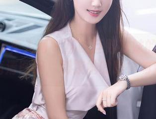Xiuren秀人网 – 猫咪巨臀妹妹的吊带风情：高清图册，别被她的眼神勾走哦！