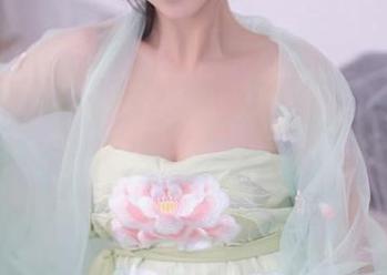 Xiuren秀人网 – 草莓zz夏日高清图集——带你感受光影下的小秘密！