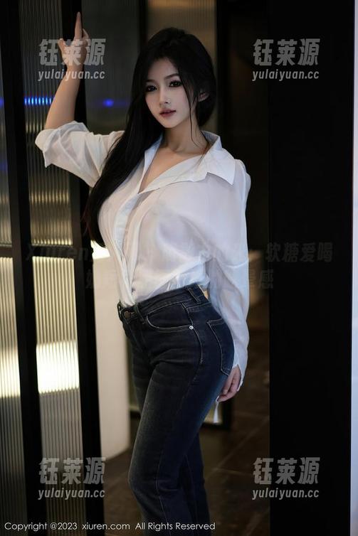 Xiuren秀人网 - 阴影中的光：软糖爱喝奶短裙原图壁纸的眩晕感
