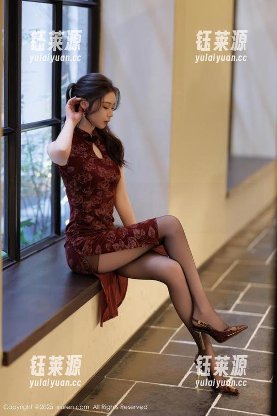 Xiuren秀人网 - 这就是陈小喵的泳装图集：美到想哭但又怕流泪弄花妆