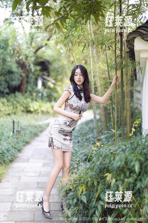 YouMi尤蜜荟 - Emily尹菲与她的女友：图集中那一点一滴的暧昧氛围