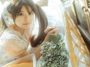 rua阮阮的吊带诱惑：不看会后悔的图片合集