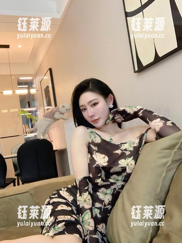 不爱笑的赛琳 微密圈 - 不爱笑的赛琳的毛衣写真:精选了一堆心动瞬间,快来看看会不会中招!