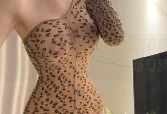 微密圈 – 不爱笑的赛琳和她的钻石黑网，观看原图感觉像是在呼吸一场幻梦。