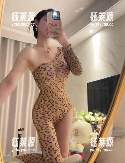 微密圈 - 不爱笑的赛琳和她的钻石黑网，观看原图感觉像是在呼吸一场幻梦。
