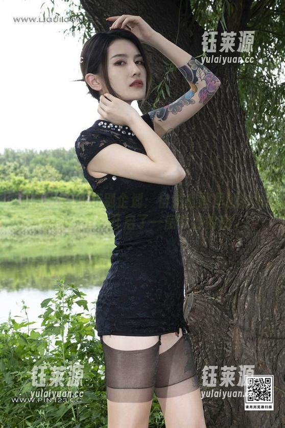 丽柜 - 安娜特别企划：自拍套图里的神秘氛围，仿佛开启了一扇奇妙的窗。