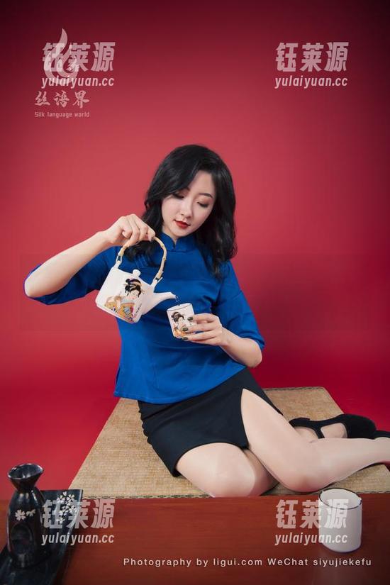丽柜-琳达 丽柜 - 红裙趣事:琳达的写真原图,快来看看设计师的‘灵感’!
