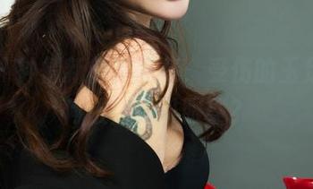 丽柜 – 钟情新鲜写真集：受伤的玉足，如何依旧吸引眼球？