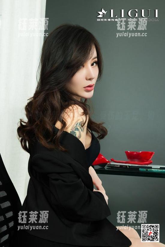 丽柜 - 钟情新鲜写真集：受伤的玉足，如何依旧吸引眼球？