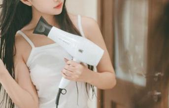 兔玩映画里的私房魅力：粉红毛衣与白网袜的温柔对话，别错过这张原图