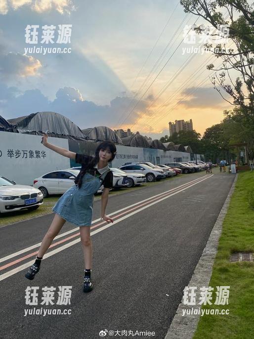 万种风情在校服中：大肉丸Amiee的高清套图，让你回味无穷