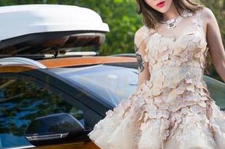头条女神 – 无圣光来了，王竹的礼服依旧美得惊人，美图让人眼前一亮！