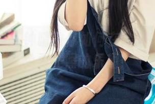 头条女神 – 钟晴教你如何在油菜花里找到免费美照的乐趣！