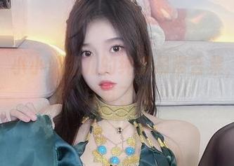 最新！小小奶瓶儿的纯欲吊带合集，太会放电了吧