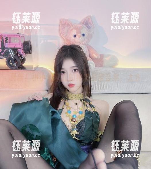 最新！小小奶瓶儿的纯欲吊带合集，太会放电了吧