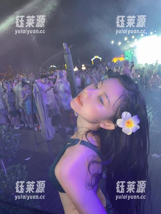 微密圈 - 就是阿朱啊学姐写真，今天更新，明天又是新风景