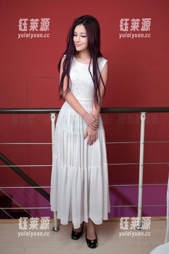 推女郎 - 泳衣与星辰的邂逅：图包里藏着的秘密