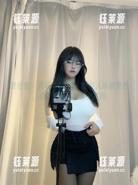 是可馨耶 微密圈 - 是可馨耶:2023私人珍藏图包,光影交错下的俏皮瞬间