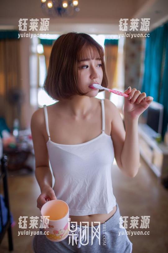 果团网 - 龚玥菲长腿，作品多到让你忘记“圣光”是什么！