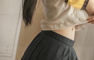 从桃良阿宅的连衣裙图集中捕捉，温暖和距离的微妙界限。