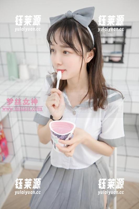 梦丝女神 - 抛开严肃，长筒袜与璇璇的网盘精神：你绝对不想错过的写真时光！