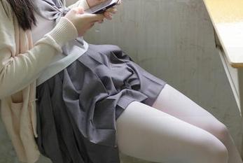 网盘神藏：森萝财团露背毛衣黑丝MM的写真，感官大餐