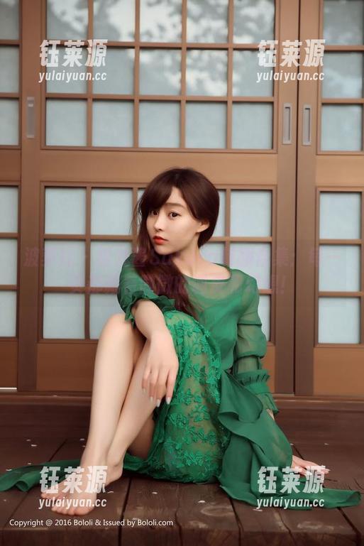 波萝社 - 猫九酱Sakura制服合集：每一页都藏着微微的调皮和幻想！