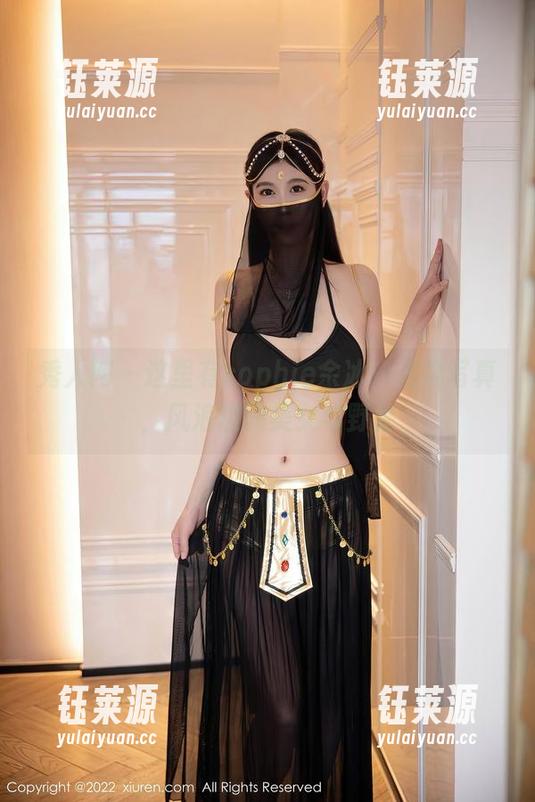 秀人网 - 这里有sophie余冰：海边写真，风浪边的美女与野兽