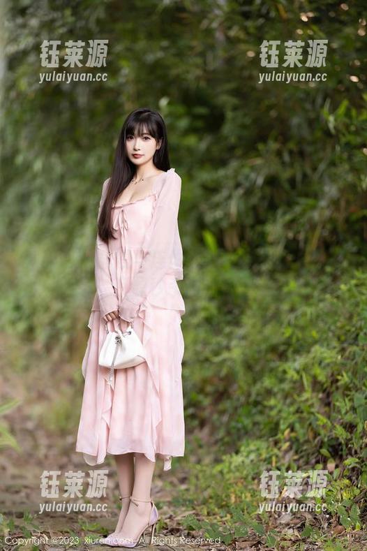 秀人网 - 俞漫与连体衣的绝妙搭配：图片资源秒杀你的眼球