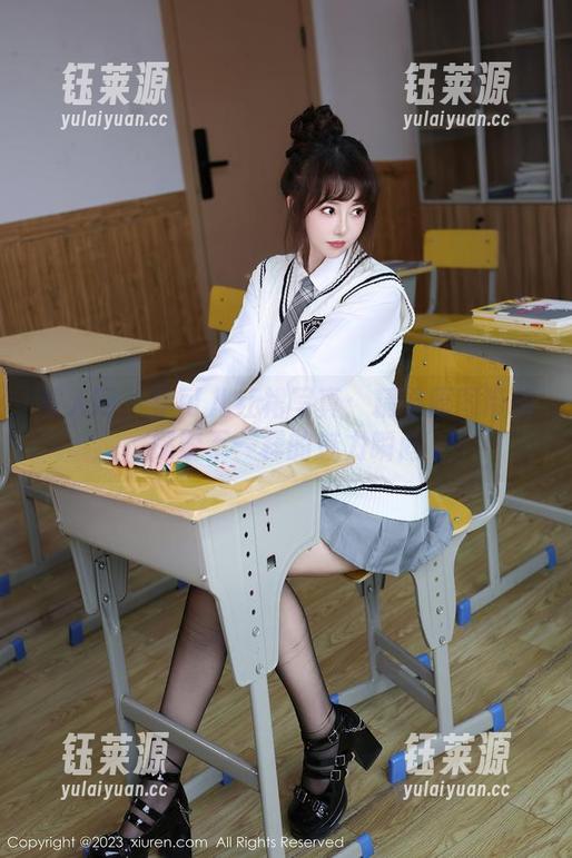 秀人网 - 李可儿红裙写真：精选原图带你探索不一样的魅力瞬间
