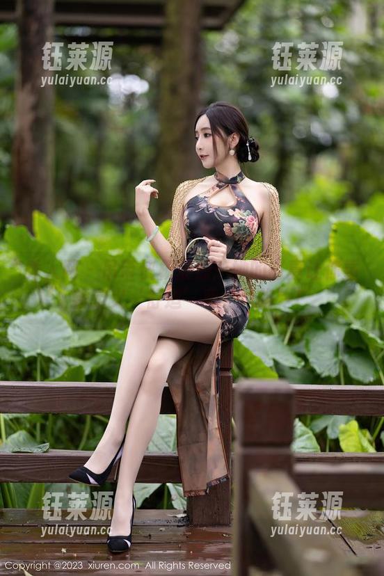 秀人网 - 吊带侠杨晨晨：她的写真让你重新定义‘舒适’和‘风格’！