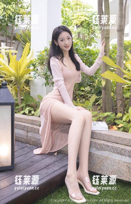 秀人网 - 天台惊喜来袭，雯大王susie最新美图更新，赶紧收藏！