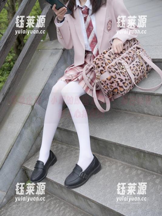 紧急企划 - 小恩的原图太美了，厚白丝裹得人心痒痒的