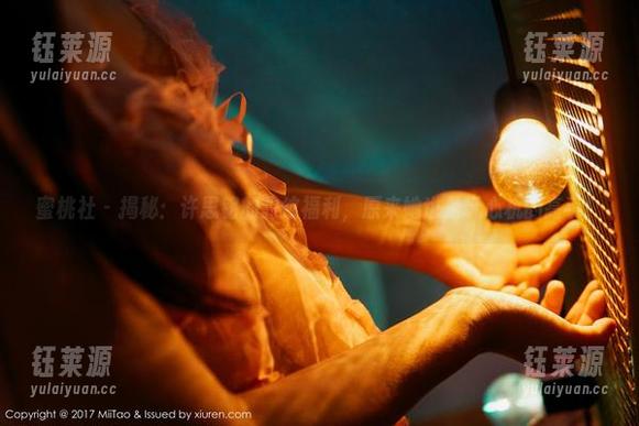 蜜桃社 - 揭秘：许思铭的豹纹福利，原来她也是玩心机的高手！