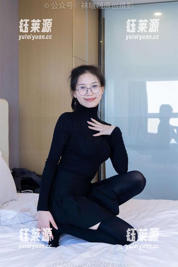 袜啵啵 - 苏苏的白丝流光，免费图片让你忍不住想靠近！