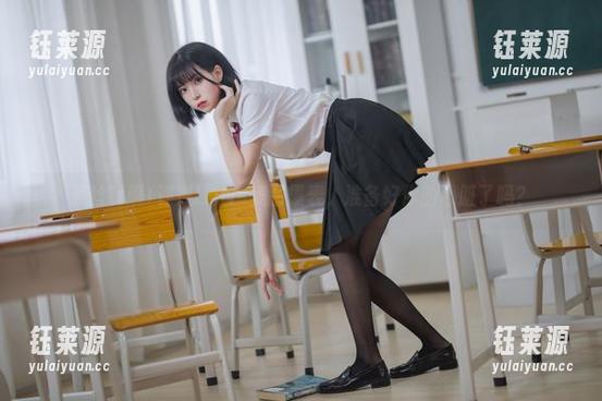 黑丝制服+许岚LAN=美图爆表，准备好你的心脏了吗？
