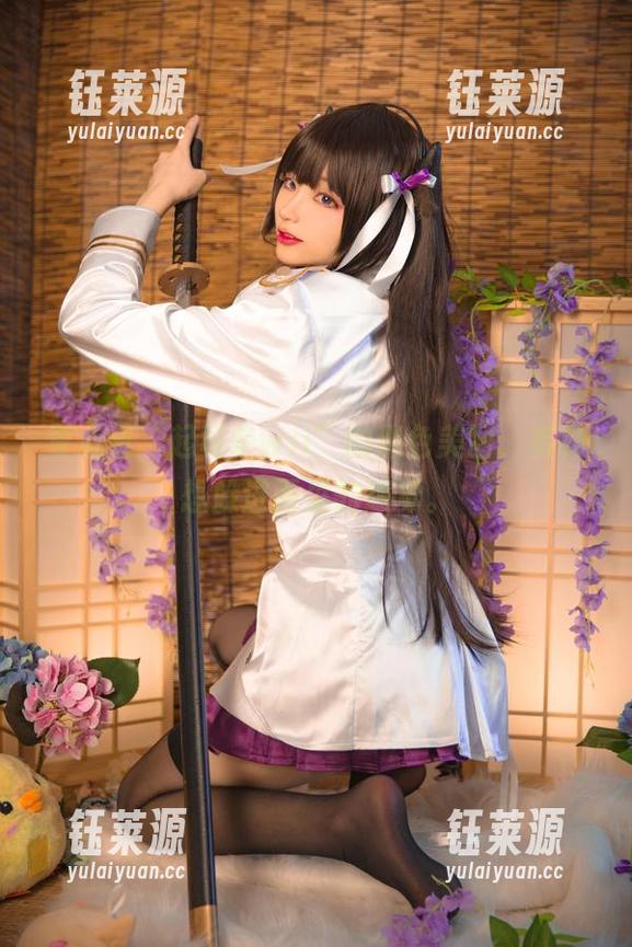 专心看“起司块wii”的黑色美图，有种想躲进画里的感觉。
