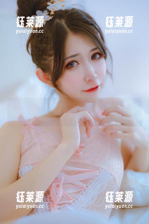 阮邑Fairy 阮邑Fairy的大凤礼服图集,惊艳与不安的美丽交织