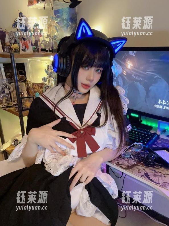 阿九从不咕咕的新款短裙套图更新，光线和影子玩得很溜