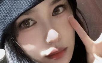 微密圈 – 意外发现！观看陈佩奇的后妈蕾丝裙合集，仿佛步入了另一个平行宇宙，光怪陆离又迷人。
