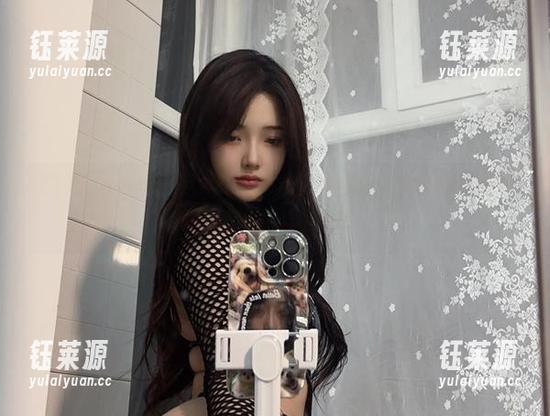 雯妹不讲道理 雯妹不讲道理三月大礼包来袭,穿着无圣光的粉色连体服,谁说春天不能撩!