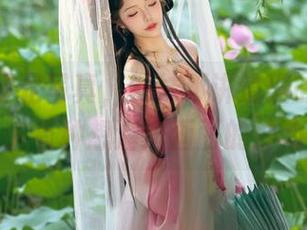 看看这裸足写真，雯妹不讲道理的图包让人有种想溜进画面的冲动