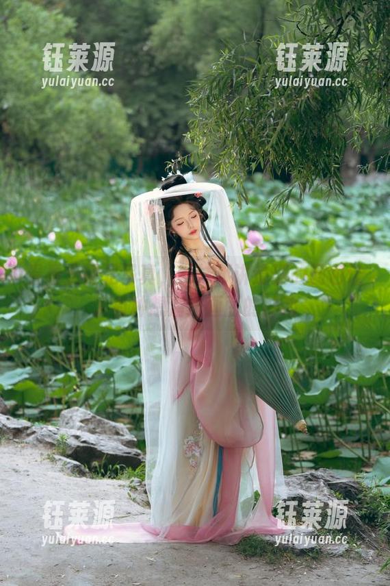 看看这裸足写真，雯妹不讲道理的图包让人有种想溜进画面的冲动
