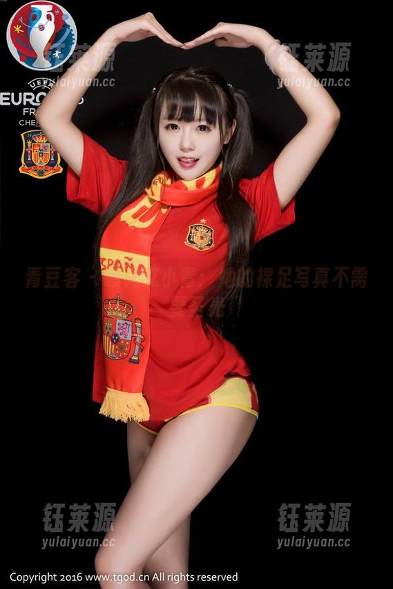 青豆客 - 曝光艾小青：她的裸足写真不需要圣光